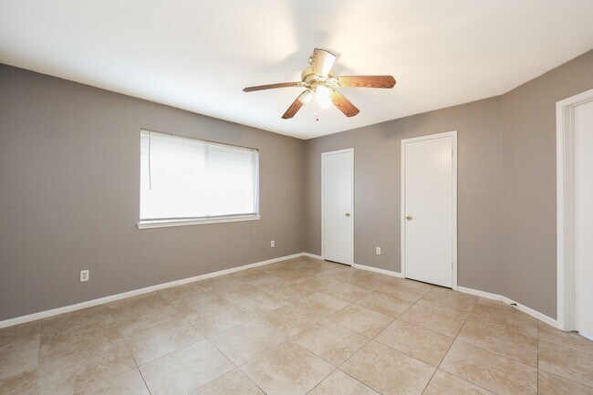 Building Photo - 2306 Old Oak Ln