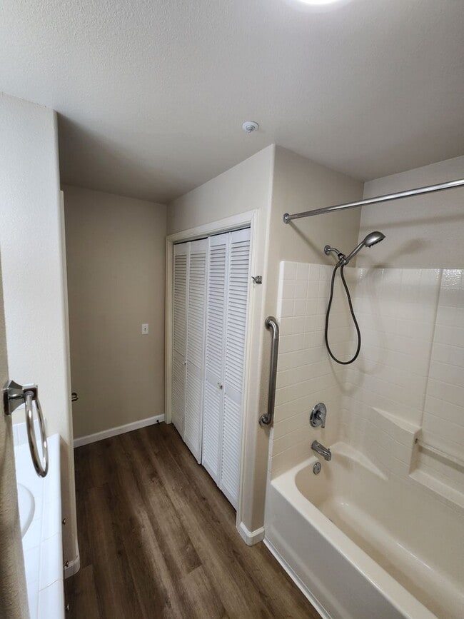 Building Photo - Downstairs 1 bedroom apartment with small patio and additional storage