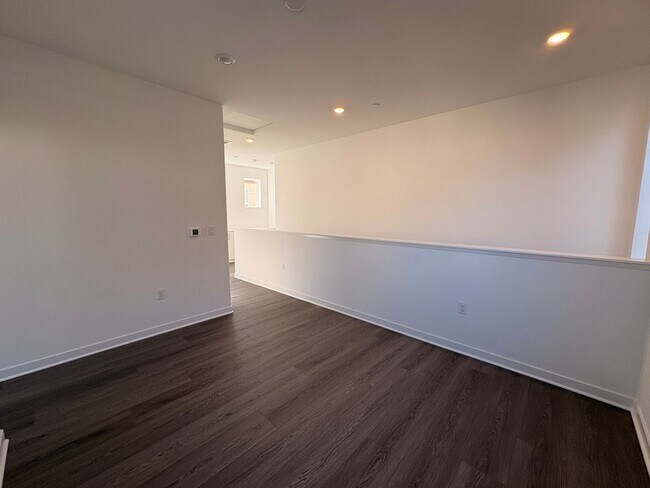 Building Photo - 3 Bed, 2.5 Bath townhome in Ontario!