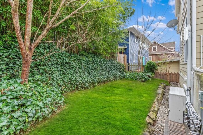 Building Photo - Quintessential West Seattle Townhome with ...