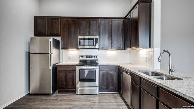 Building Photo - Available NOW, No Carpet, Ceiling Fans, La...