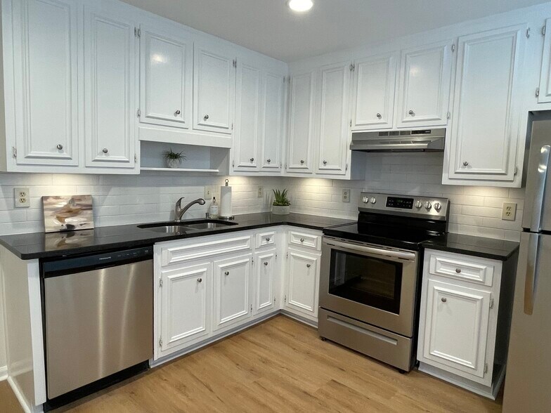 Kitchen - 880 Lenox Oaks Cir NE