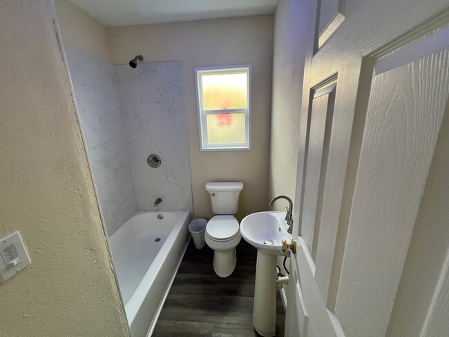 Building Photo - 819 W 9th St