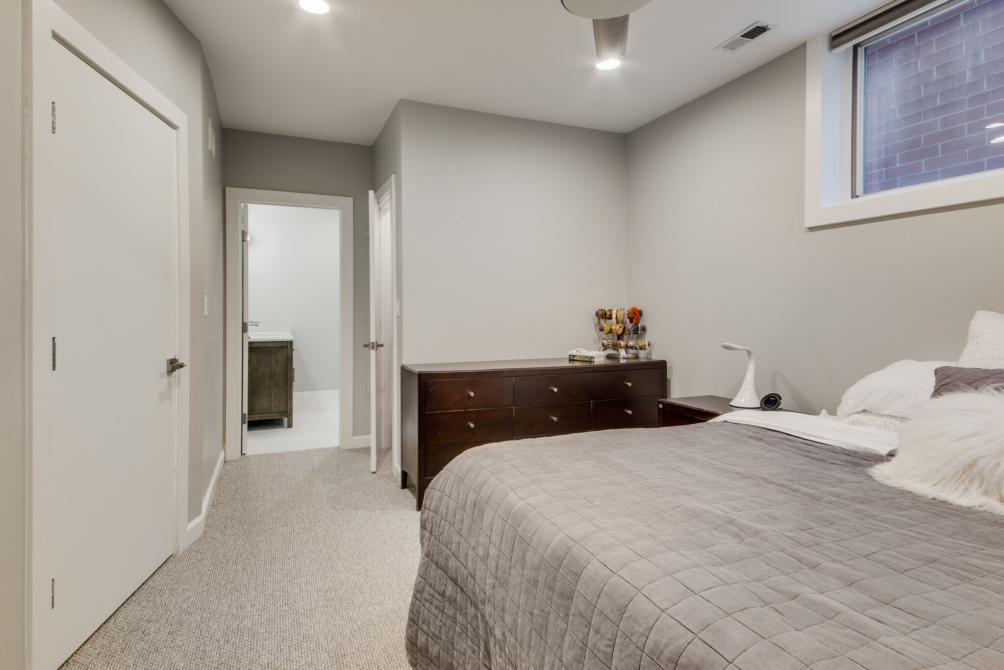 Building Photo - 2029 W Saint Paul Ave