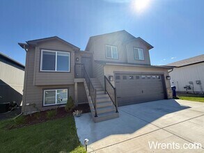 Building Photo - NEW LISTING!! Spacious 4 Bedroom, 3 Bath H...