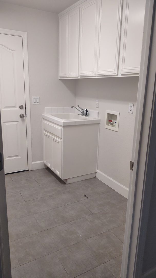 Building Photo - 6121 Lockridge Dr