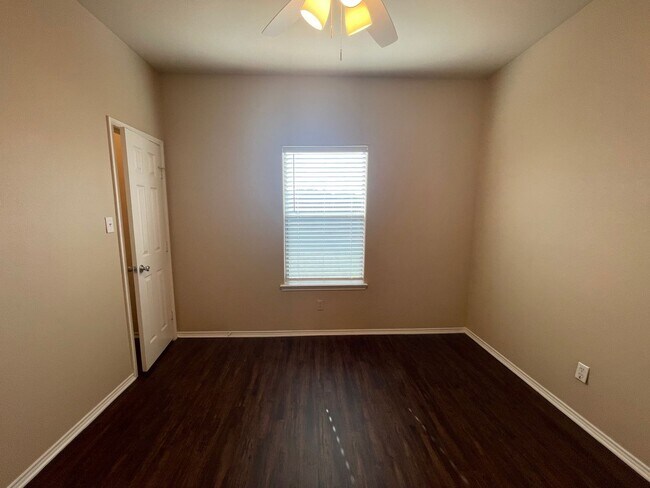 Building Photo - 105-107 Sunburst Court