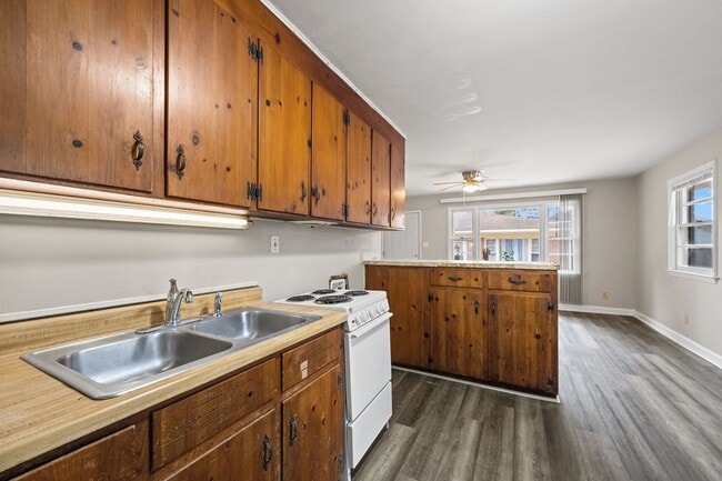 Building Photo - Welcome to Lakeview Park!