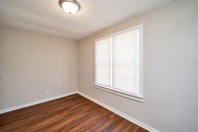 Building Photo - Super Cute Super Clean Priced to move fast!!!