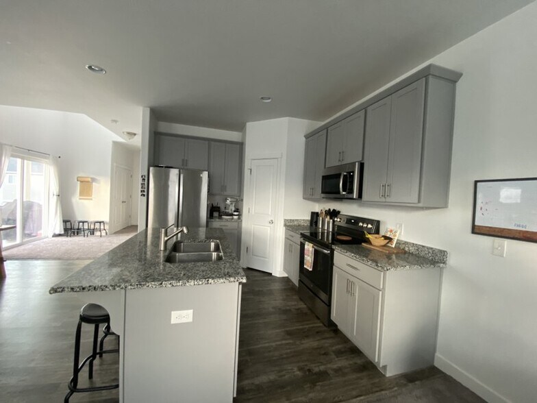 Building Photo - 15289 S Tack Way