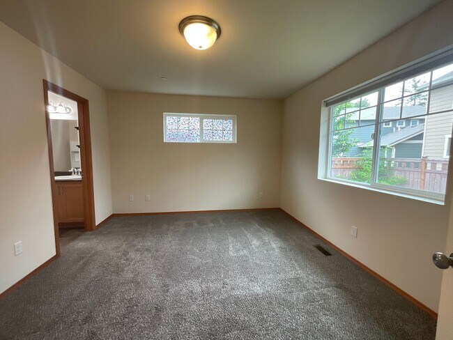 Building Photo - 3 Bed, 2.5 Bath with Garage and Fully Fenced Back Yard