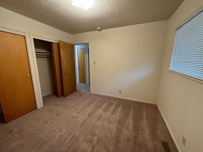 Building Photo - 3 Bedroom 2 Bathroom Duplex in Greenhaven