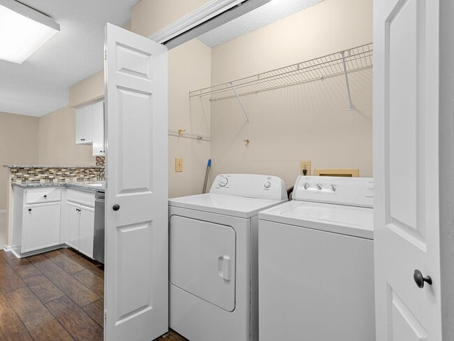 Building Photo - Gorgeous 2 bedroom home- Move-In Ready Condo in Parkview. Minutes to Downtown Greenville & the Ne...