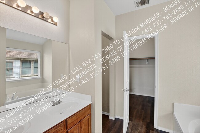 Building Photo - 2816 Blue Heron Dr