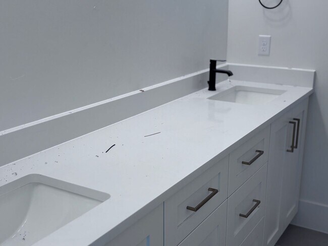 Building Photo - Luxury Living Near Sand Hollow – Spacious Home with RV Garage & Pool!