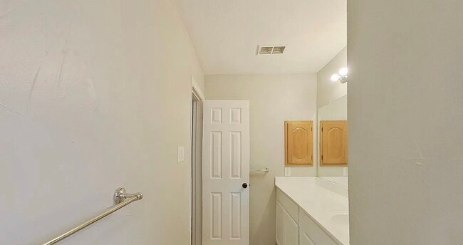 Building Photo - Charming 4-Bedroom Home with Modern Comforts & Spacious Living