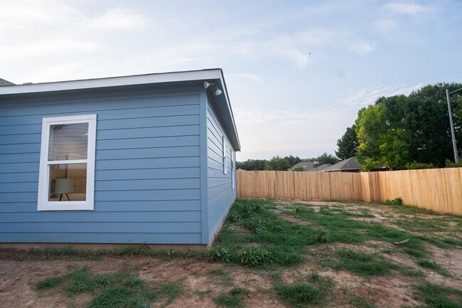 Building Photo - 306 String Pr Wy