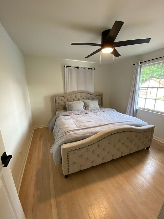 Building Photo - Charming 5 Bed, 3 Bath Home in the Heart o...