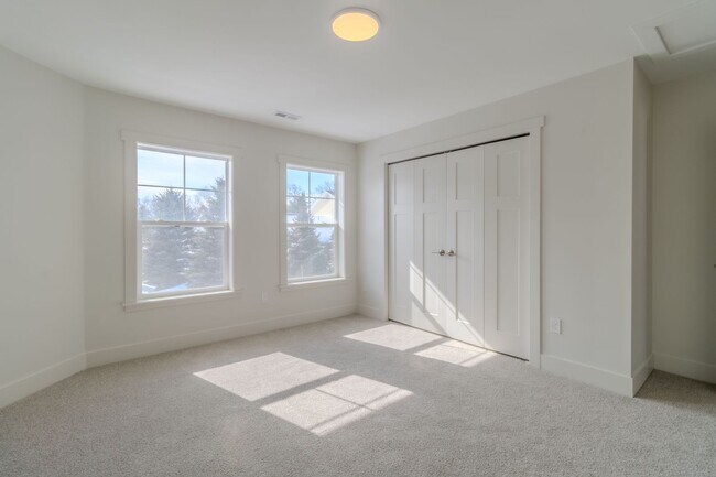 Building Photo - 1548 Simsbury St