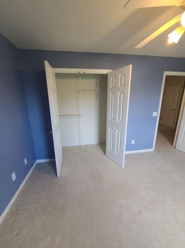 Building Photo - 5 Bedroom 2 and 1/2 bathrooms located in Cherry Hills Subdivision! Available Now!