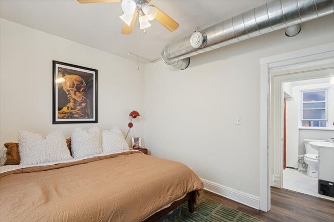 Building Photo - 2144 W Montrose Ave