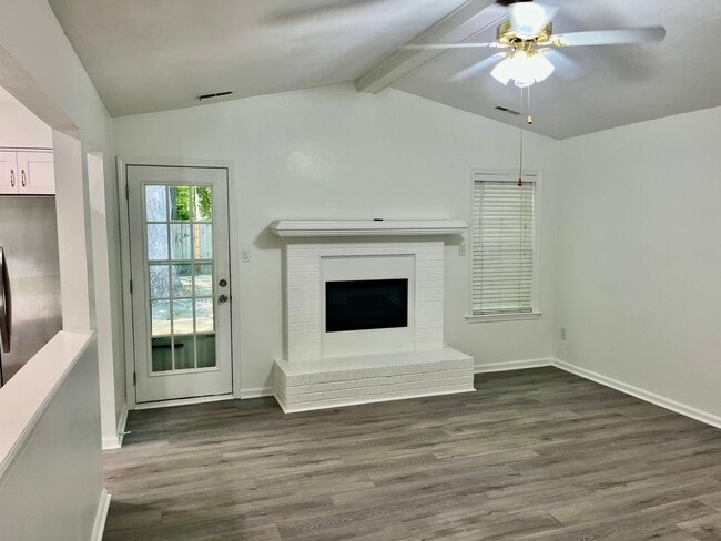 Building Photo - 3BD/2BA Home minutes from Dam Neck/Oceana ...