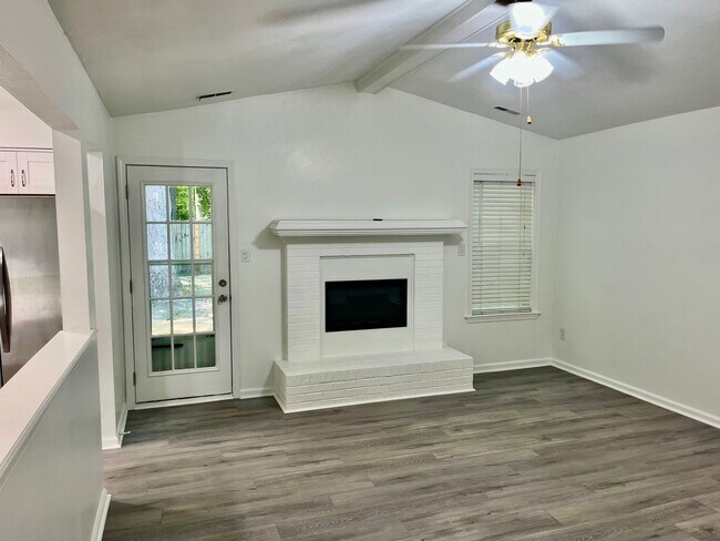 Building Photo - 3BD/2BA Home minutes from Dam Neck/Oceana Bases! Updated Throughout! Attached One Car Garage!