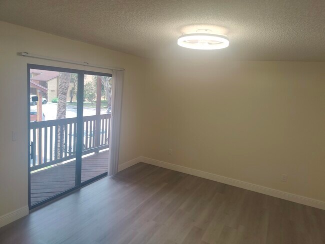 Building Photo - 302 Lakeview Dr E