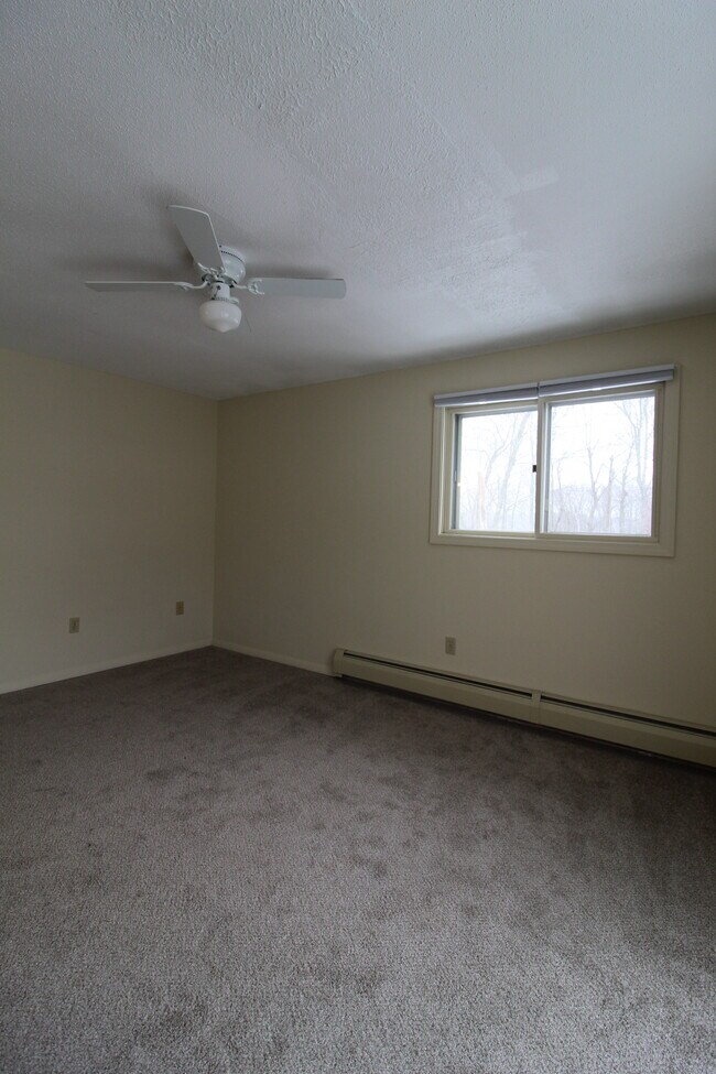Building Photo - 207 Village Dr