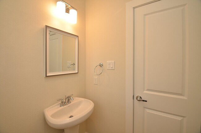 Building Photo - 2616 Riverside Dr