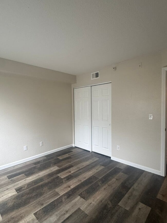 Building Photo - Remodeled Ground Floor 2 Bed Condo Ready for Move In