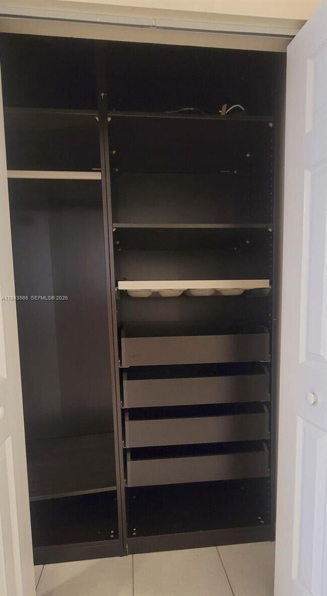 Building Photo - 540 Brickell Key Dr