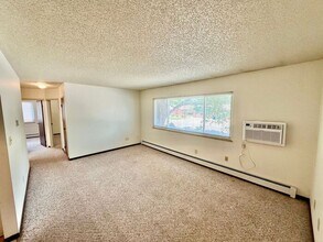 Building Photo - Beautiful Two Bedroom, One Bath Apartment ...