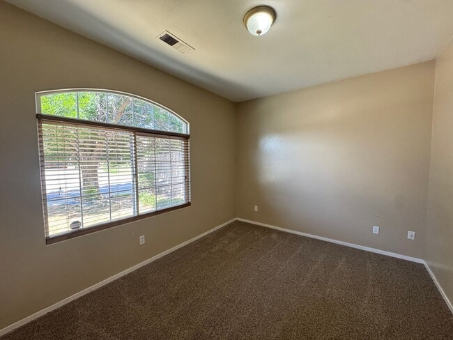 Building Photo - NW Bakersfield home!