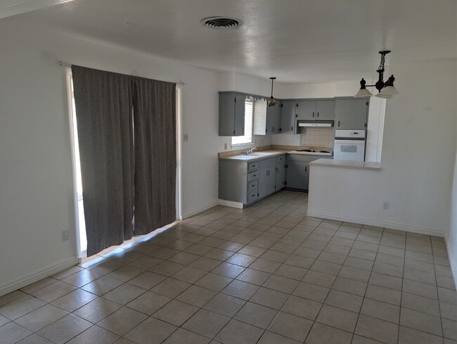 Building Photo - 507 E Mescalero Rd
