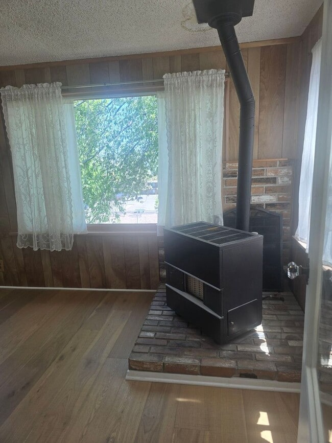 Building Photo - 4 bd 2 ba