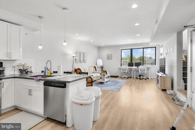 Building Photo - 385 Martin St