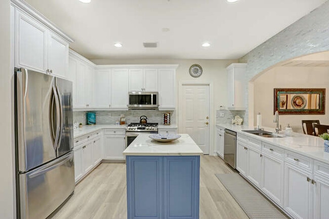 Building Photo - 2847 Tiburon Blvd E