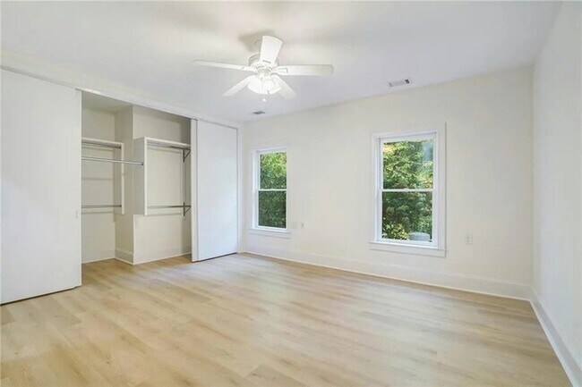 Building Photo - 2262 Meadowvale Dr NE