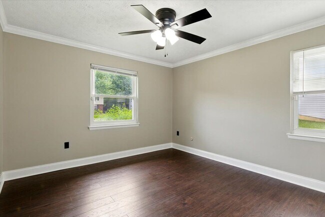 Building Photo - 643 University Dr