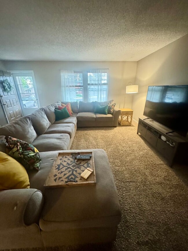 Building Photo - 3 bedroom/2 bath Centrally Located home in...