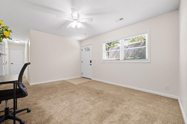 Building Photo - 455 Lakeview Dr