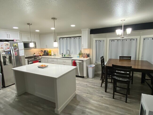 Building Photo - 990 Farrington Dr