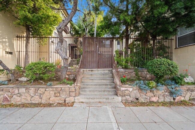Building Photo - Renovated 3BR 2BA in Prime Beverly Hills | In-Unit W/D + Parking