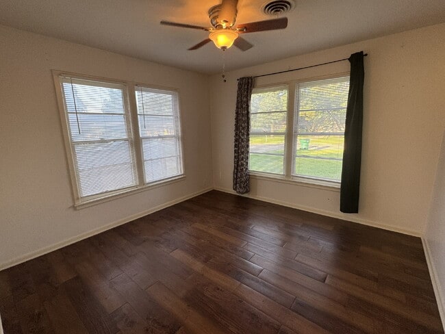 Building Photo - 3 bedroom 2 bath, great neighborhood! One ...
