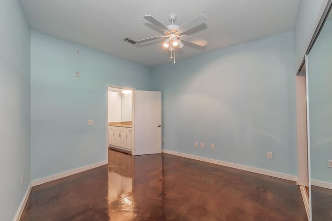 Building Photo - Texas & Pacific (T&P) Loft with stunning downtown views!