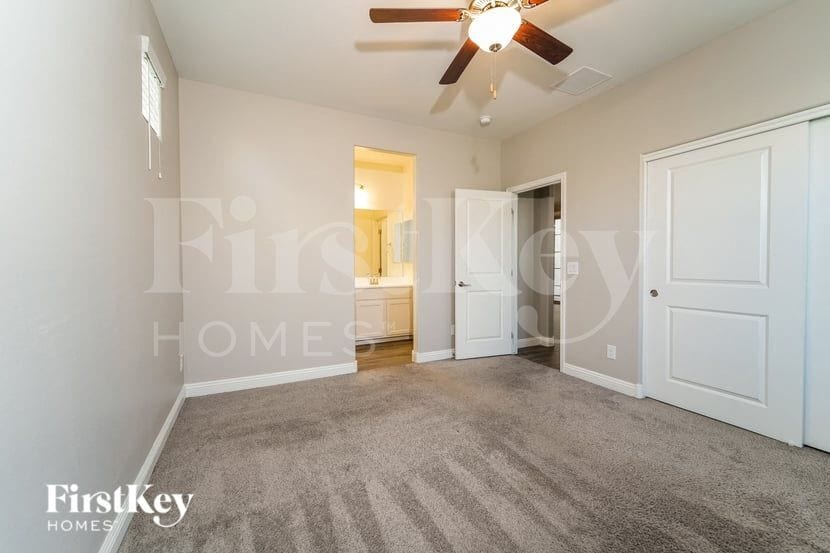 Building Photo - 251 N Sunrise