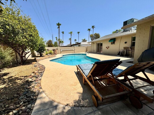 Building Photo - 8238 E Vista Dr