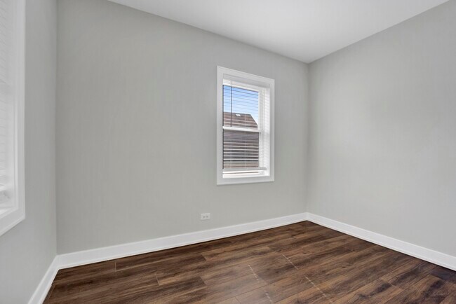 Building Photo - 3040 W Medill Ave