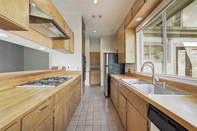 Building Photo - 6305 Shadow Valley Dr